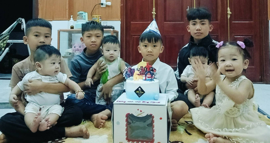 Cuộc sống 'ăn đứng, ngủ ngồi' của người mẹ Quảng Trị 32 tuổi có 8 con