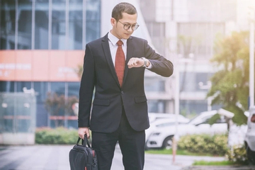 Đi làm trễ giờ, phản ứng đầu tiên của người EQ cao không phải là xin lỗi