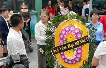 Học sinh mang vòng hoa tới trường ngày chụp ảnh kỷ yếu