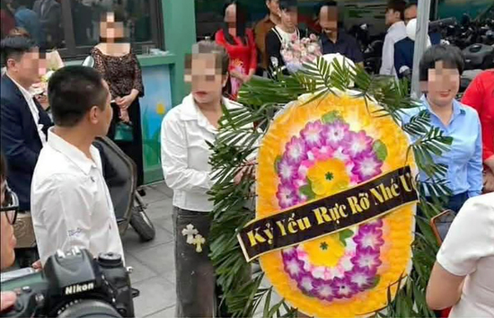 Học sinh mang vòng hoa tới trường ngày chụp ảnh kỷ yếu