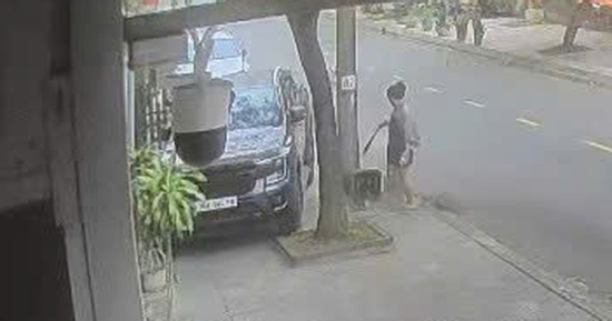 Người phụ nữ có “hành động lạ” trên phố khiến nhiều người hoảng hốt