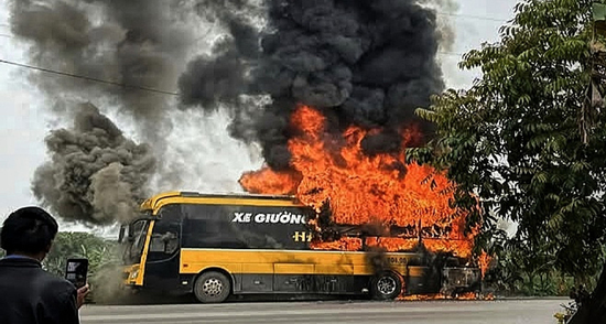 Xe khách 40 chỗ bốc cháy khi đang đỗ chờ công nhân tan ca ở Bắc Ninh