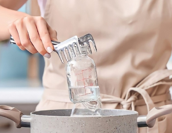 Dùng nước sôi tráng bình sữa có đủ an toàn cho trẻ nhỏ?