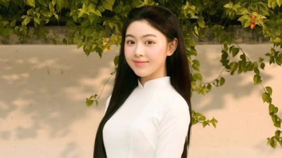 Khách Tây xếp hàng xem con gái MC Quyền Linh chụp ảnh