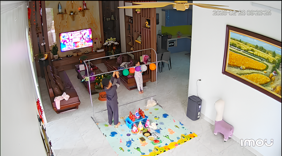 Xem clip 2 em bé tổ chức sinh nhật cho mẹ, dân mạng khen 'sao mà khéo dạy con'