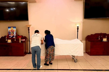 Xót xa hình ảnh mẹ ca sĩ Kasim Hoàng Vũ đau đớn bên thi hài con trai