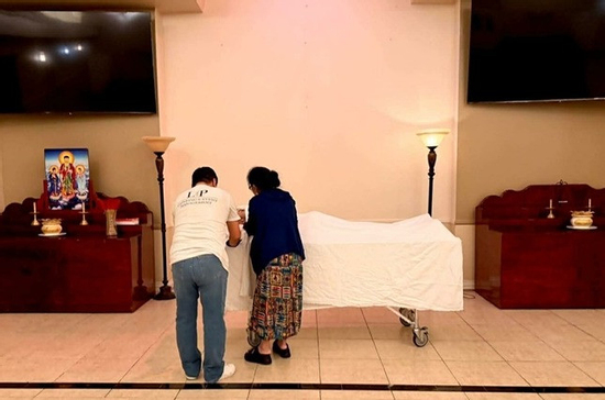 Xót xa hình ảnh mẹ ca sĩ Kasim Hoàng Vũ đau đớn bên thi hài con trai