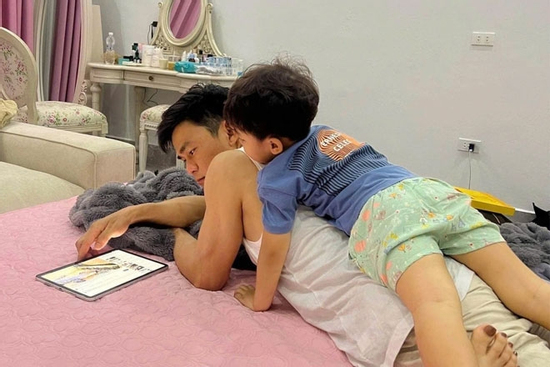 Bé Bo quấn quýt bạn trai của Hòa Minzy, khán giả càng thêm chúc phúc