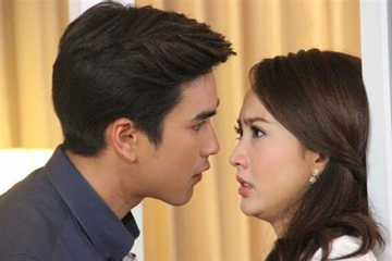 Lấy chồng có con riêng, tôi hồn siêu phách lạc khi thấy bóng trắng đứng bất động trước cửa phòng hằng đêm