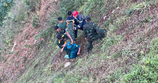 Xe tải lao xuống vực sâu 200 m, 3 người thương vong