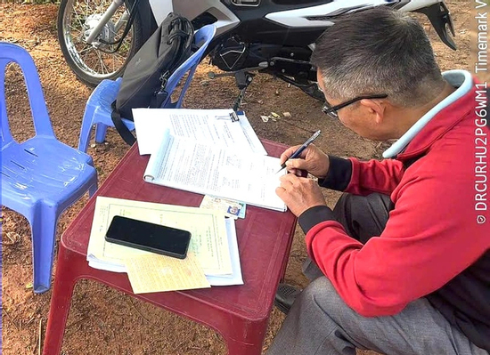 Xử lý tài xế xe biển xanh chở người 'làm xiếc' trên quốc lộ