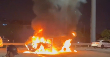 Ô tô tải van bốc cháy dữ dội ở TPHCM, trơ khung sau 10 phút