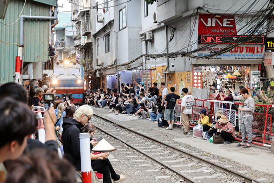 Phố cà phê đường tàu Hà Nội lại đông nghịt khách Tây sau đợt tháo dỡ vi phạm