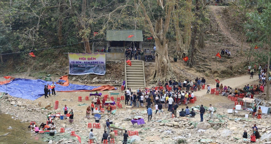 Cả bản giữ khúc suối 1km trước đền thiêng ở Nghệ An, mỗi năm chỉ 'mở' một lần