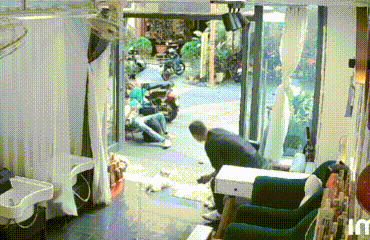 Clip: Người đàn ông đá chó cảnh ở tiệm spa gây bức xúc