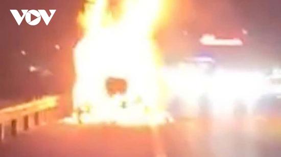 Container đang lưu thông trên cao tốc TP.HCM - Trung Lương bỗng cháy dữ dội