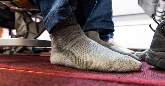 Cựu tiếp viên tiết lộ lý do không nên tháo tất khi đi máy bay