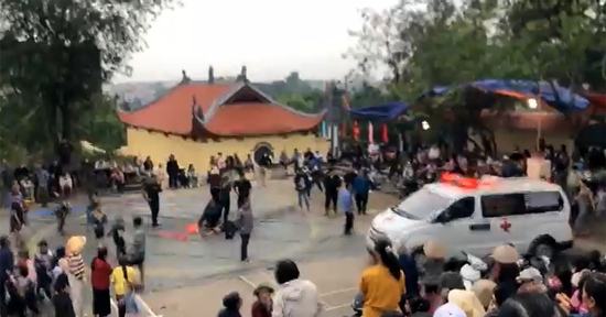 Đô vật chấn thương khi thi đấu tại lễ hội vật ở Hà Nội, phải gọi xe cứu thương