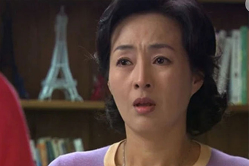 Đụng mặt con dâu trong khách sạn, mẹ chồng không mắng nhiếc mà run rẩy đưa ngay 50 triệu để bịt miệng