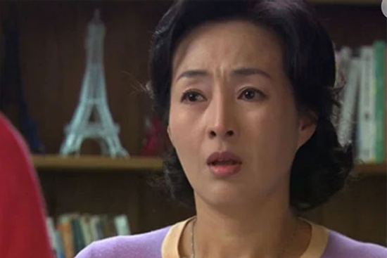 Đụng mặt con dâu trong khách sạn, mẹ chồng không mắng nhiếc mà run rẩy đưa ngay 50 triệu để bịt miệng