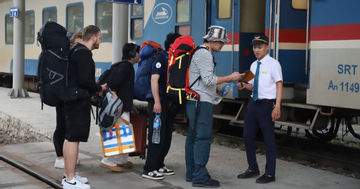 Giá dầu vượt 30.000 đồng/lít, vé tàu xe đồng loạt tăng mạnh