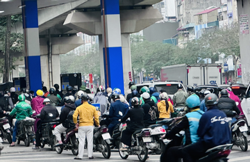 Vì sao cây xăng bán giới hạn xe máy 50.000 đồng/lượt, ô tô 500.000 đồng/lượt?