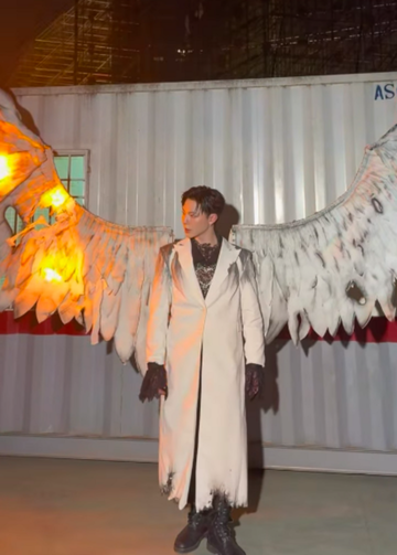 Nam ca sĩ Việt đang hát thì đạo cụ trên người bốc cháy, khán giả 'thót tim'