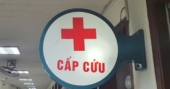 Người đàn ông vào viện cấp cứu với chai nhựa dài trong trực tràng