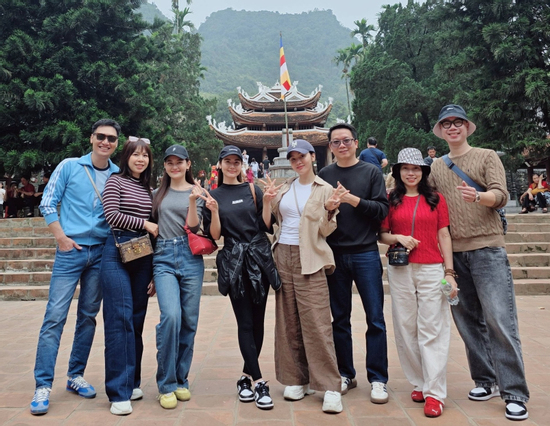 Vợ chồng Mạnh Trường đi chùa với Huyền Lizzie, hoa hậu Ý Nhi quá sexy