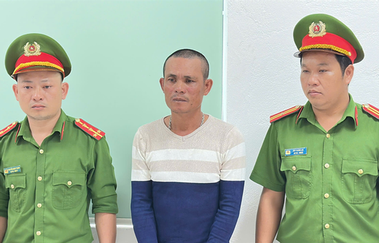 Vợ đánh ghen chồng tại quán nước, con trai chủ quán bị bắt