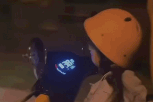 Đã xác minh được tuổi bé gái lái xe máy điện trên đường ở Quảng Ninh