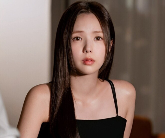 Dẫn chồng đi đám cưới bé đồng nghiệp, anh nhìn vào bụng cô dâu nói một câu khiến tôi tá hỏa