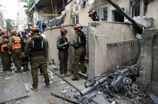 Hình ảnh tan hoang ở Israel sau mưa tên lửa từ Iran