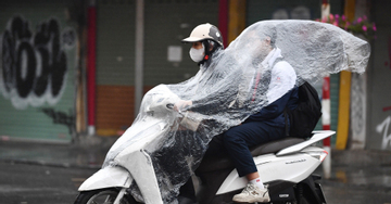 Mưa giông xuất hiện tại nhiều phường ở Hà Nội, miền Bắc chuyển mát