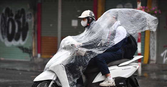 Mưa giông xuất hiện tại nhiều phường ở Hà Nội, miền Bắc chuyển mát