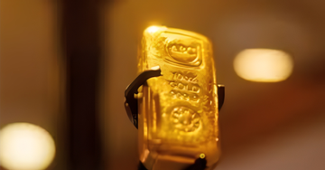 Ngân hàng ồ ạt xả 8 tỷ USD vàng, cuộc tháo chạy khỏi 'vịnh tránh bão'