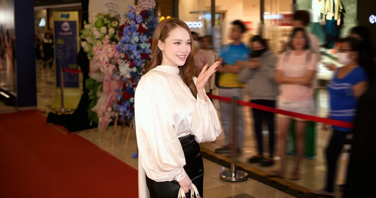 Nhã Phương khoe dáng 'mẹ 3 con' trong bộ cánh 100 triệu đồng