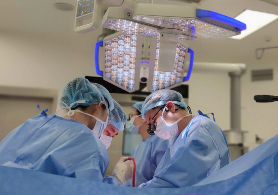 Nữ bệnh nhân đột quỵ sau khi bơm mỡ làm đẹp