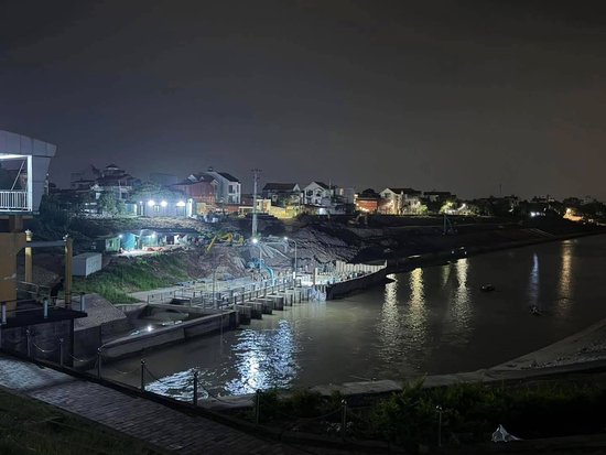 Trắng đêm tìm kiếm 3 mẹ con nghi gieo mình xuống sông Hồng ở Hưng Yên