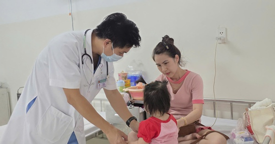 Bệnh tay chân miệng vào mùa, bệnh viện ở Đà Nẵng đón hàng trăm ca mỗi ngày