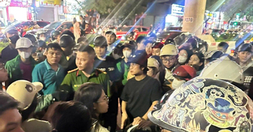 Hà Nội: Nữ tài xế bị tấn công trên đường Xuân Thủy, gục tại chỗ