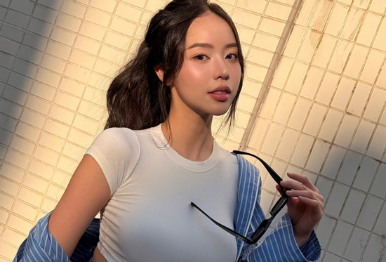 Nàng hậu quê Đà Nẵng gây chú ý với mốt quần tụt và áo croptop