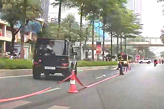 Ô tô Mercedes G63 tông cụ ông đi bộ sang đường tử vong ở Hà Nội