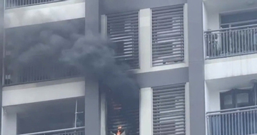 Cháy căn hộ tầng 10 chung cư cao cấp ở TPHCM, cư dân hoảng loạn tháo chạy