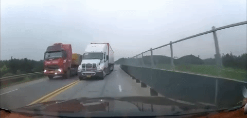 Rợn người cảnh lấn làn, vượt ẩu trên đoạn cao tốc Nội Bài - Lào Cai đang mở rộng