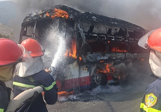 Xe khách giường nằm bốc cháy dữ dội trên Quốc lộ 1 đoạn qua Khánh Hòa