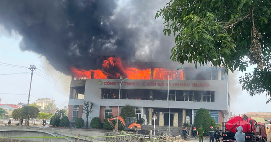 Cháy lớn tại công ty chế biến gỗ, cột khói đen bốc cao hàng chục mét