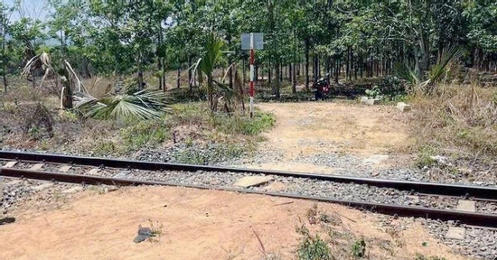 Công an tìm tung tích người phụ nữ đầu cạo trọc, bị tàu hỏa tông tử vong