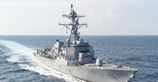 Hai tàu chiến Mỹ đi qua eo biển Hormuz, đàm phán ở Pakistan vẫn tiếp tục