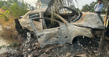 Ô tô chở 2 người bất ngờ bốc cháy ngùn ngụt, trơ khung